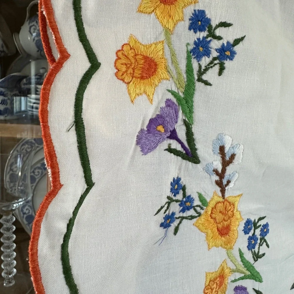 Vtg Embroidered White Floral Table Runner Scalloped Edge Iris 34x16 Cottagecore